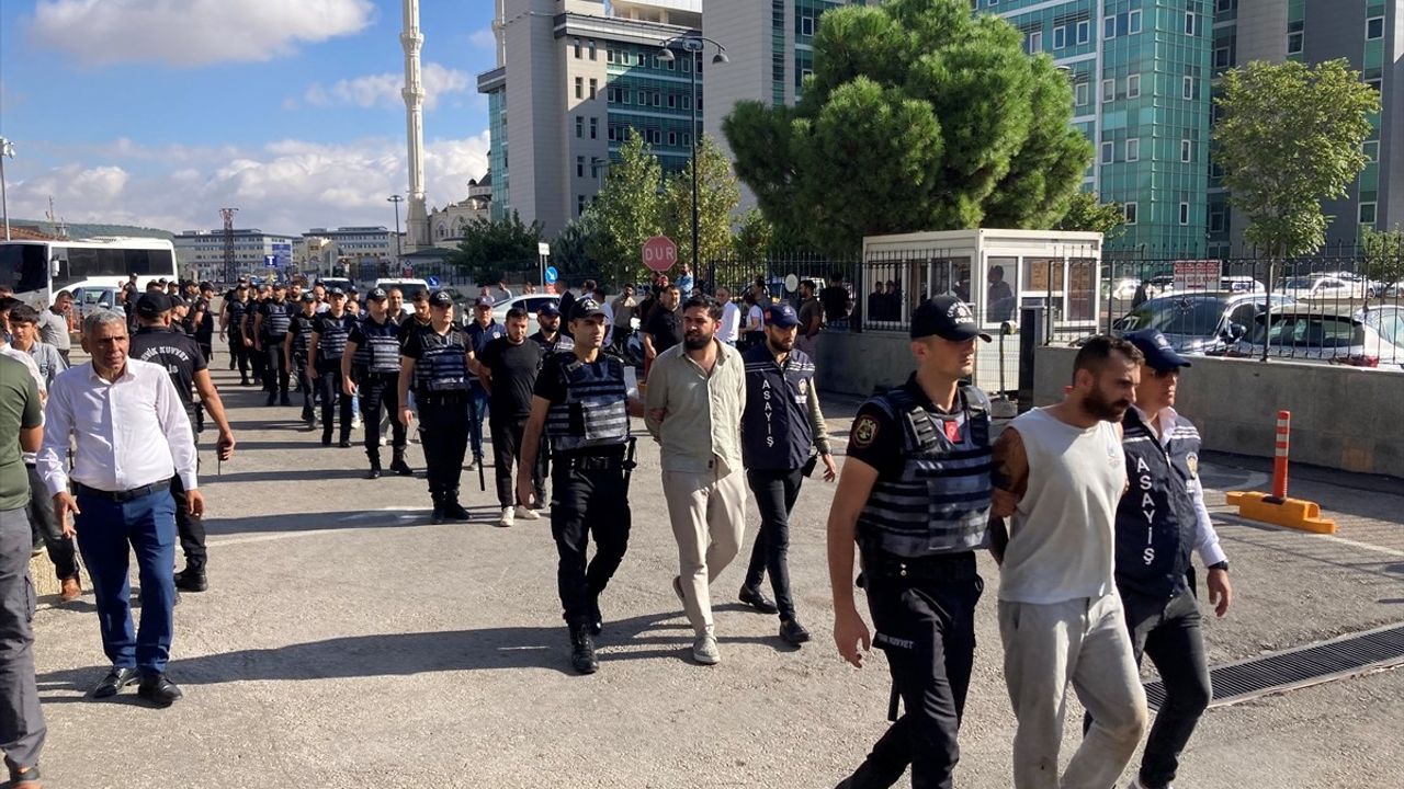 Gaziantep'te Uzun Namlulu Silahlarla Gözaltına Alınan 12 Şüpheli Adliyeye Sevk Edildi