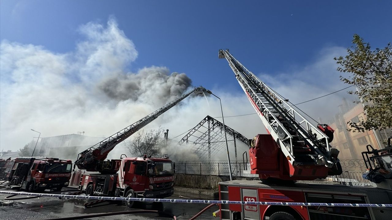 Gaziosmanpaşa'daki Kumaş Deposunda Ani Yangın
