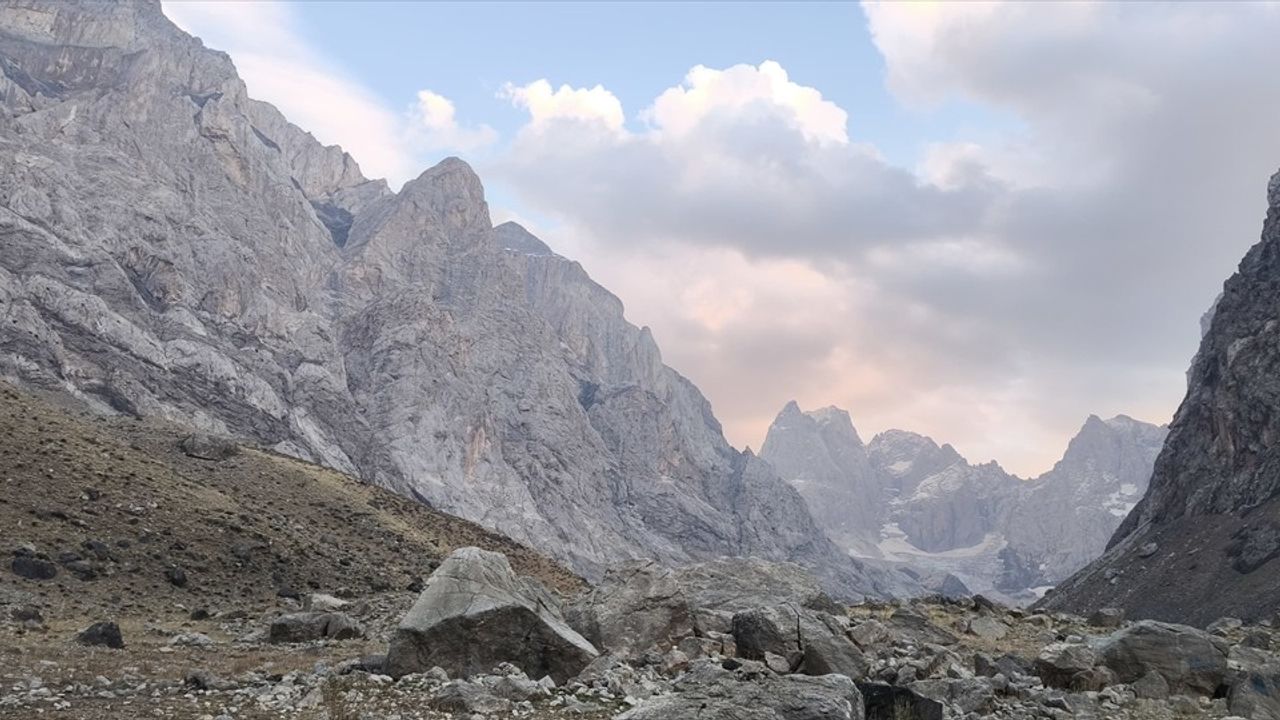 Hakkari'de Dağcılar Köşe Direği Dağı'nın Zirvesine Tırmandı