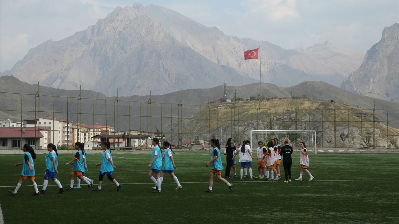 Hakkari'de Genç Kızların Futbol Heyecanı: U15 ve U17 Seçmeleri Yapıldı