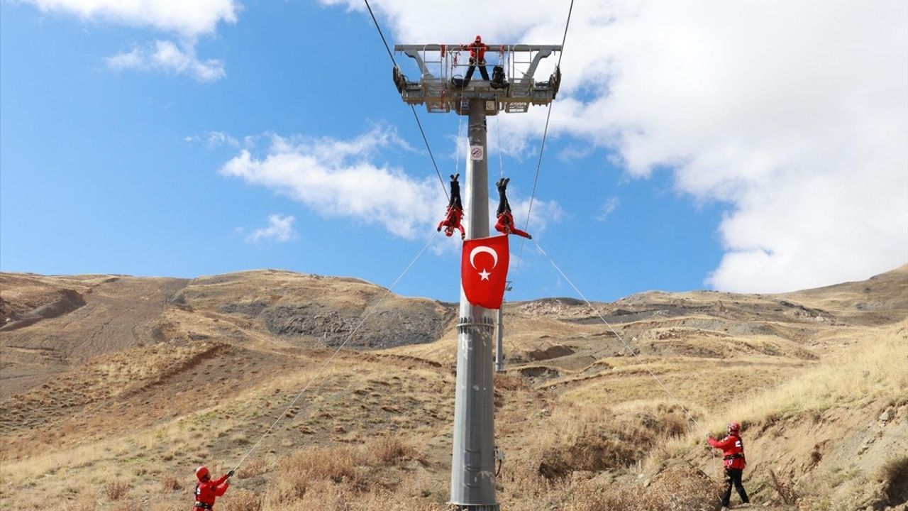 Hakkari'de JAK Timinden Kar Tatbikatı