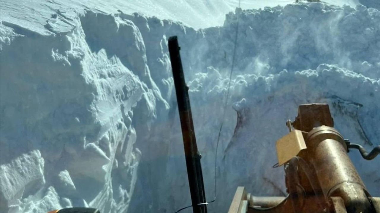 Hakkari'de Kar Etkisi: Aytepe Üs Yolunda Kurtarma Çalışmaları Başlatıldı