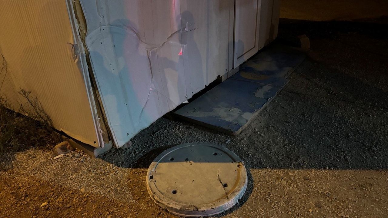 Hatay'da Rögar Kapağının Yerinden Çıkması Sonucu Trafik Kazası