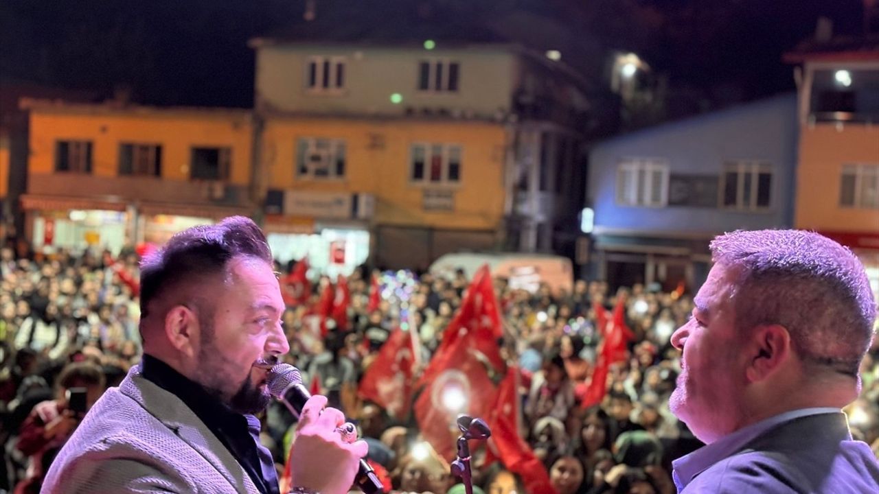 Hüseyin Kağıt, Cumhuriyet Bayramı'nda Adana'da Coşkulu Bir Konser Verdi
