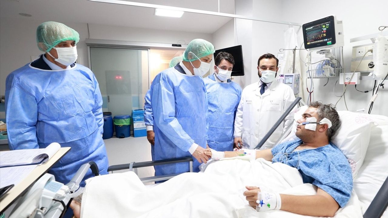 İçişleri Bakanı Yerlikaya'dan Tuzla'daki Yaralı Polis Memuruna Ziyaret