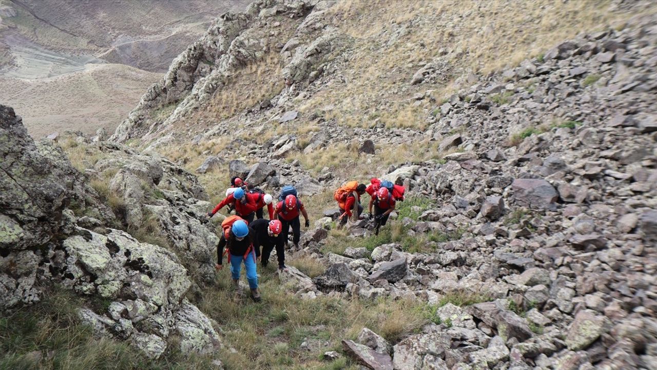 Iğdır Valisi Ercan Turan Tekelti Dağı'na İlk Tırmanışı Yaptı