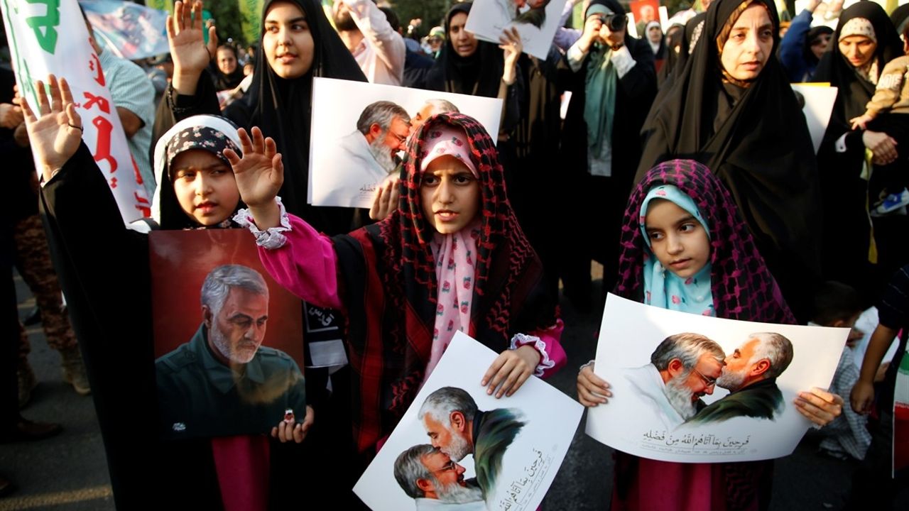 İran'da İsrail Saldırılarına Karşı Protesto Gösterisi