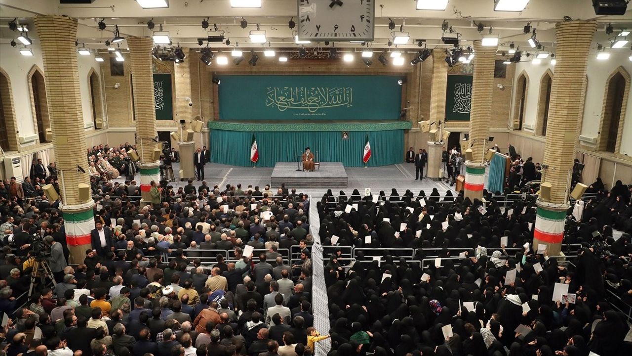 İran Lideri Hamaney'den İsrail Saldırısına İlk Tepki: 'Ne Abartın Ne de Küçültün'