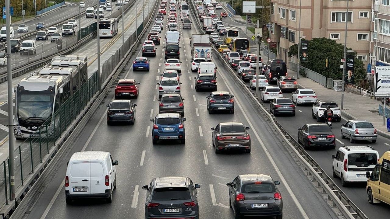 İstanbul'da Sağanak Yağış Trafik Sıkışıklığını Artırdı