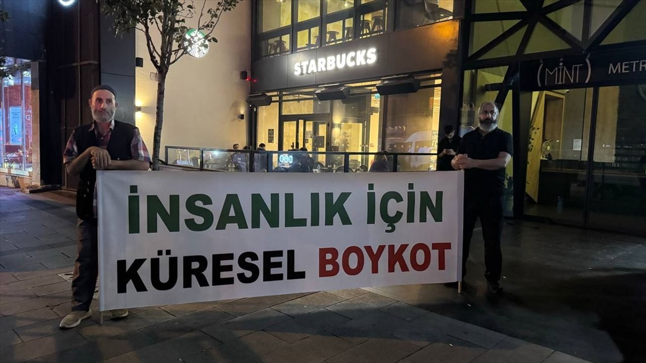 İstanbul'da Starbucks Önünde İsrail Karşıtı Protesto