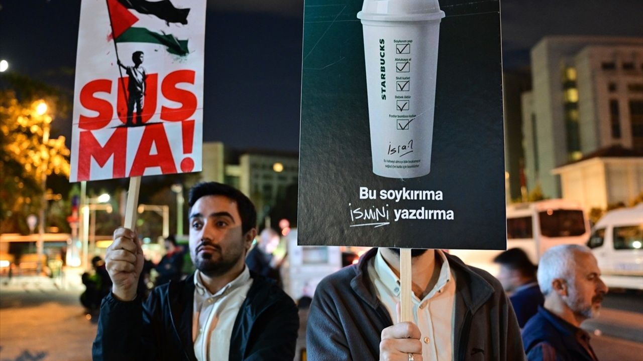 İstanbul'da Starbucks Önünde İsrail Karşıtı Protestolar Devam Ediyor