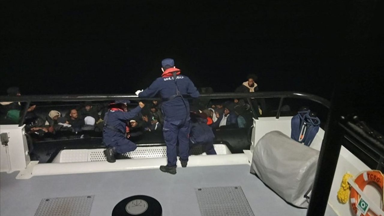 İzmir'de Düzensiz Göçmen Kurtarma Operasyonu
