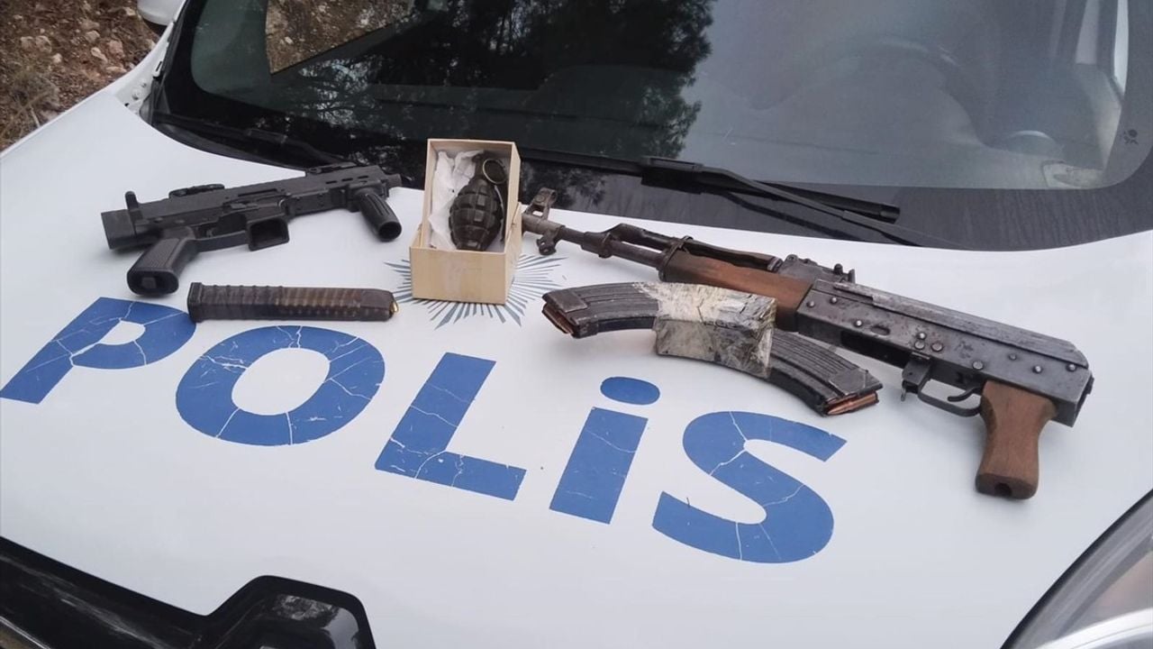 İzmir'de Ormanlık Alanda Silah ve El Bombası Gömerken Yakalanan İki Kişi Tutuklandı