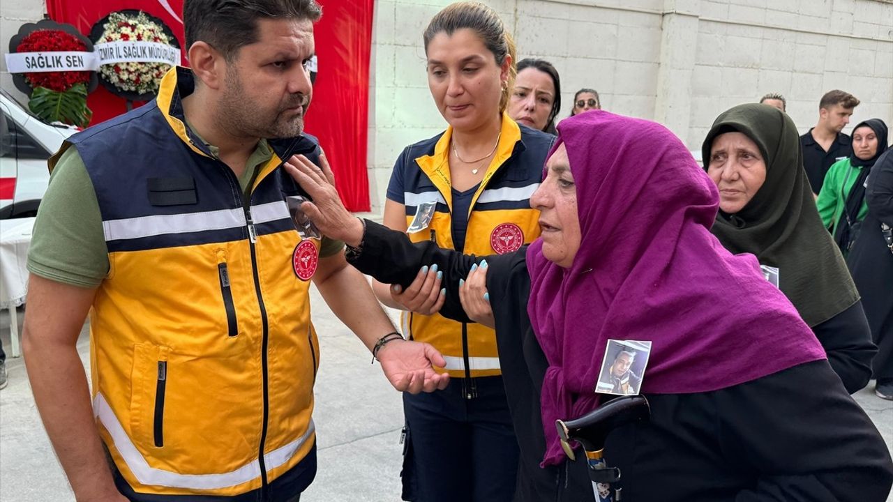 İzmir'de Trafik Kazası: İki Sürücü Otomobil Çarpmasıyla Hayatını Kaybetti