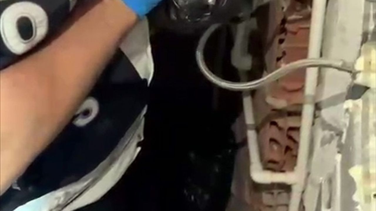 İzmir'de Tuvalet Görünümlü Gizli Bölmeden Uyuşturucu Firarisi Yakalandı
