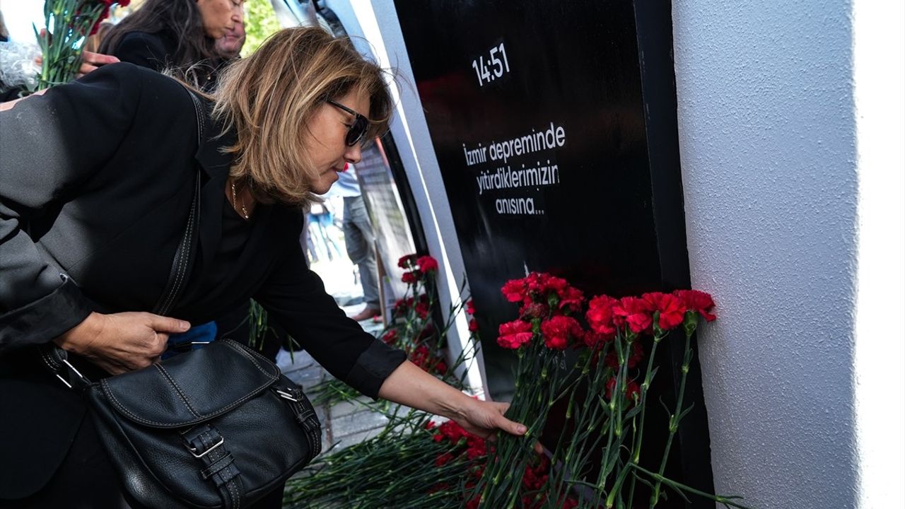 İzmir Depreminde Hayatını Kaybedenler İçin Anma Töreni Düzenlendi