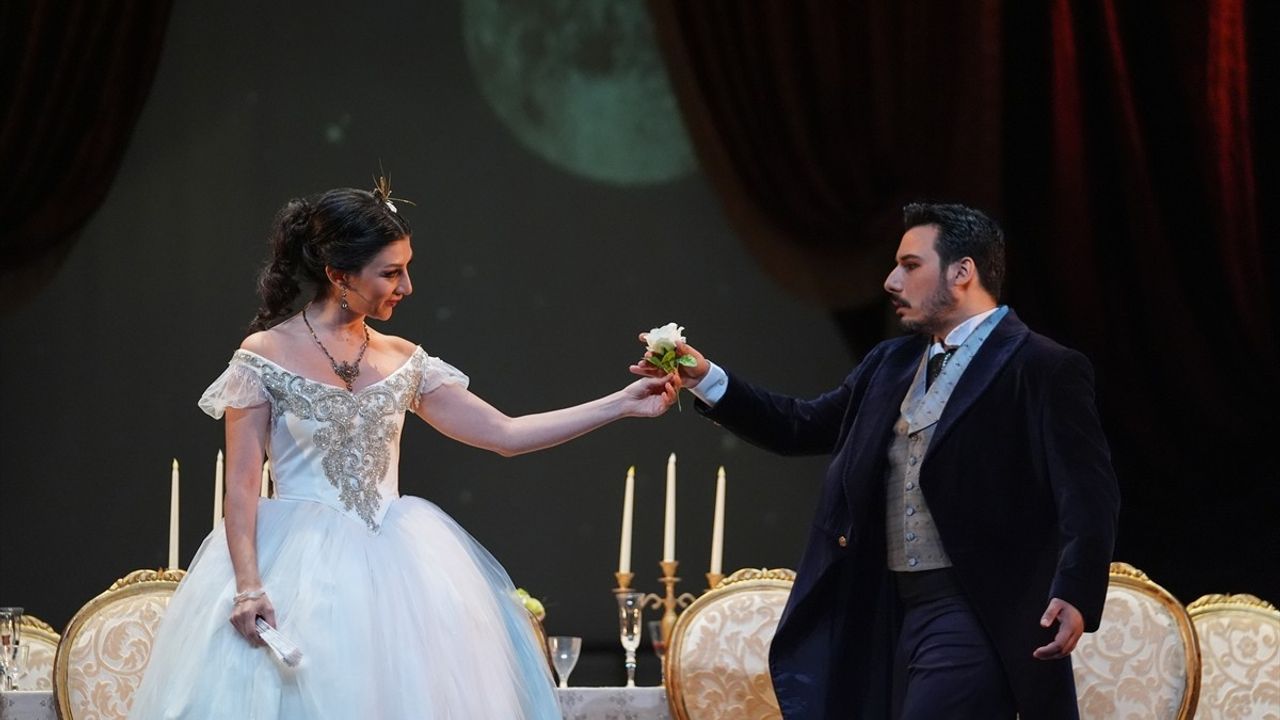 İzmir Devlet Opera ve Balesi Yeni Sezon Açılışını 'La Traviata' ile Yapıyor