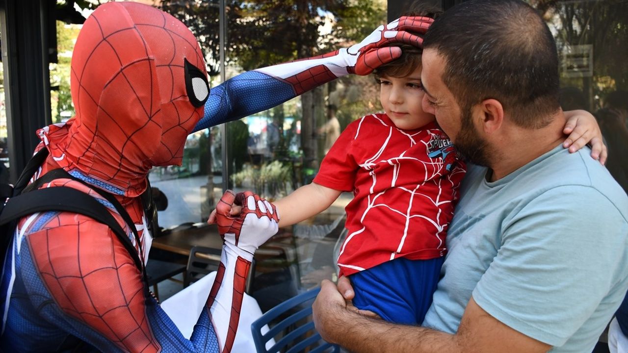 İzmirli 'Örümcek Adam' Salih Ayaz Koç Bilecik'te Çocuklarla Buluştu