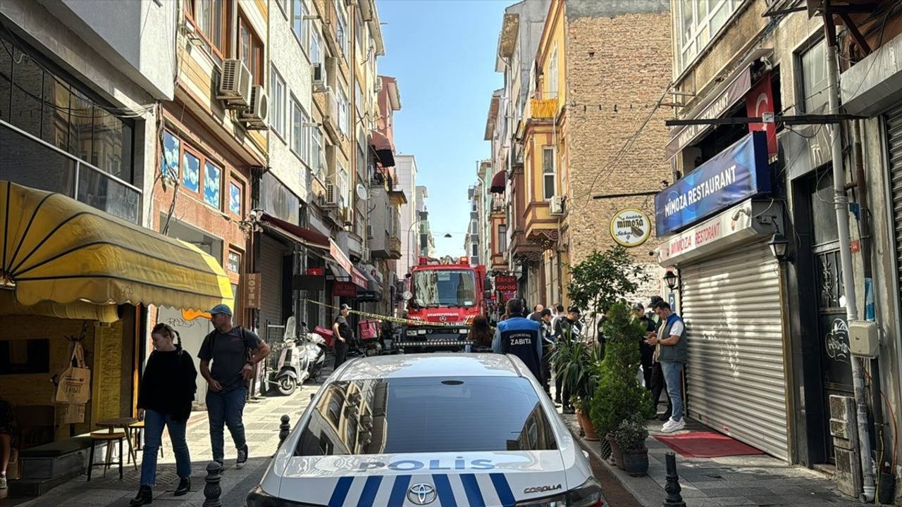 Kadıköy'de 5. Katta Patlama! Bir Kişi Yaralandı