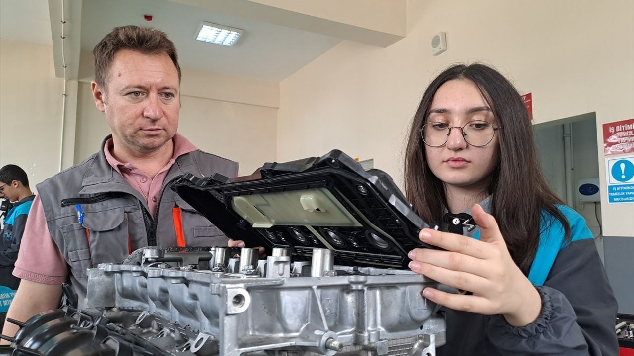 Kadın Motor Ustası Adayları Lisede Meslek Eğitimi Alıyor