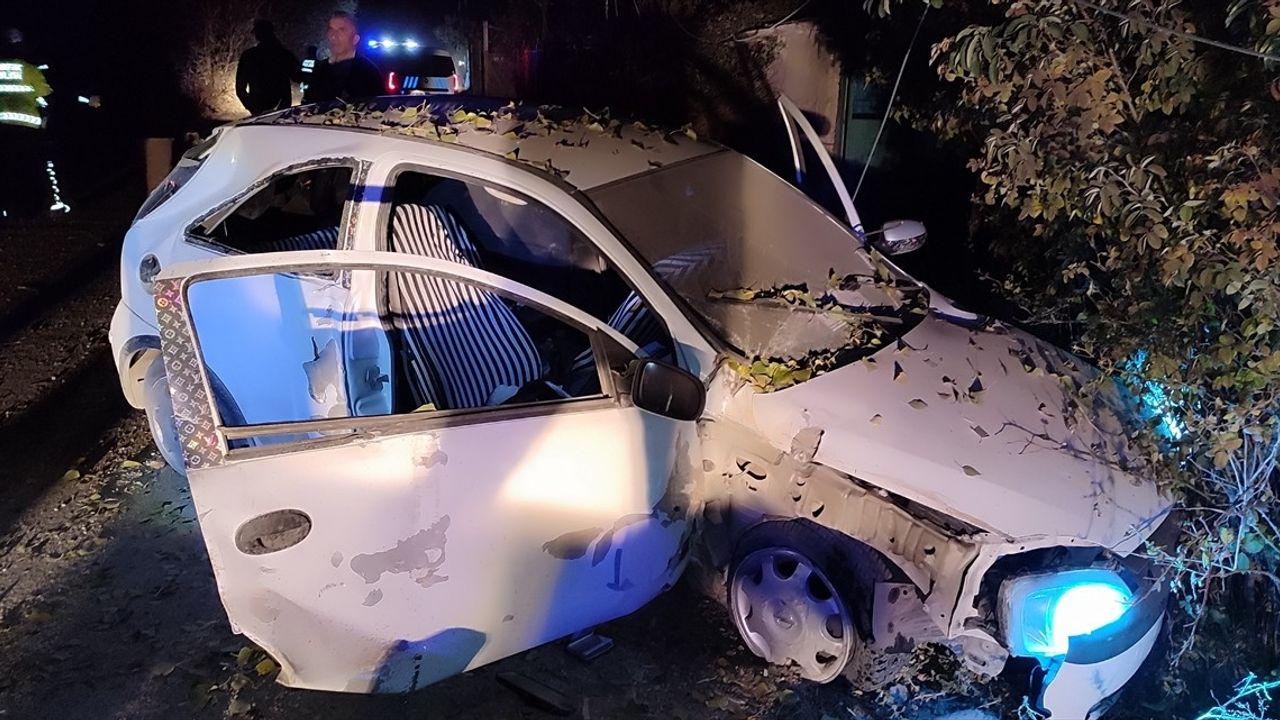 Kahramanmaraş’ta Direğe Çarpan Araçta Can Kaybı: Bir Ölü, Dört Yaralı