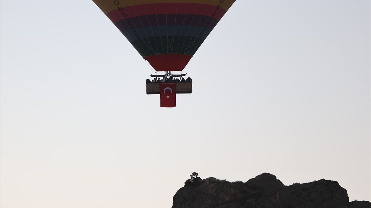 Kapadokya'da Cumhuriyet Bayramı Coşkusu: Balonlar Türk Bayraklarıyla Süsleniyor