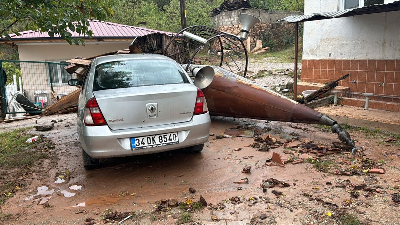 Karabük'te Fırtına Camii Minaresini Devirdi