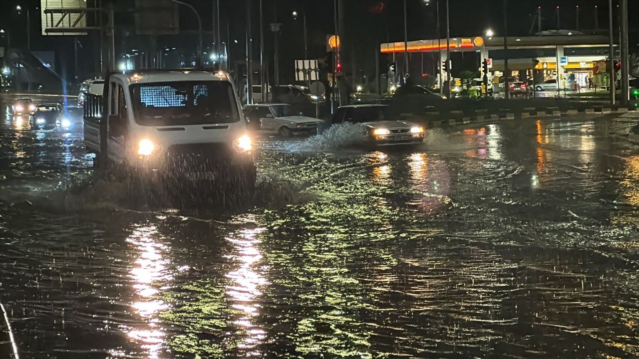 Karabük'te Sağanak Yağış Hayatı Olumsuz Etkiledi