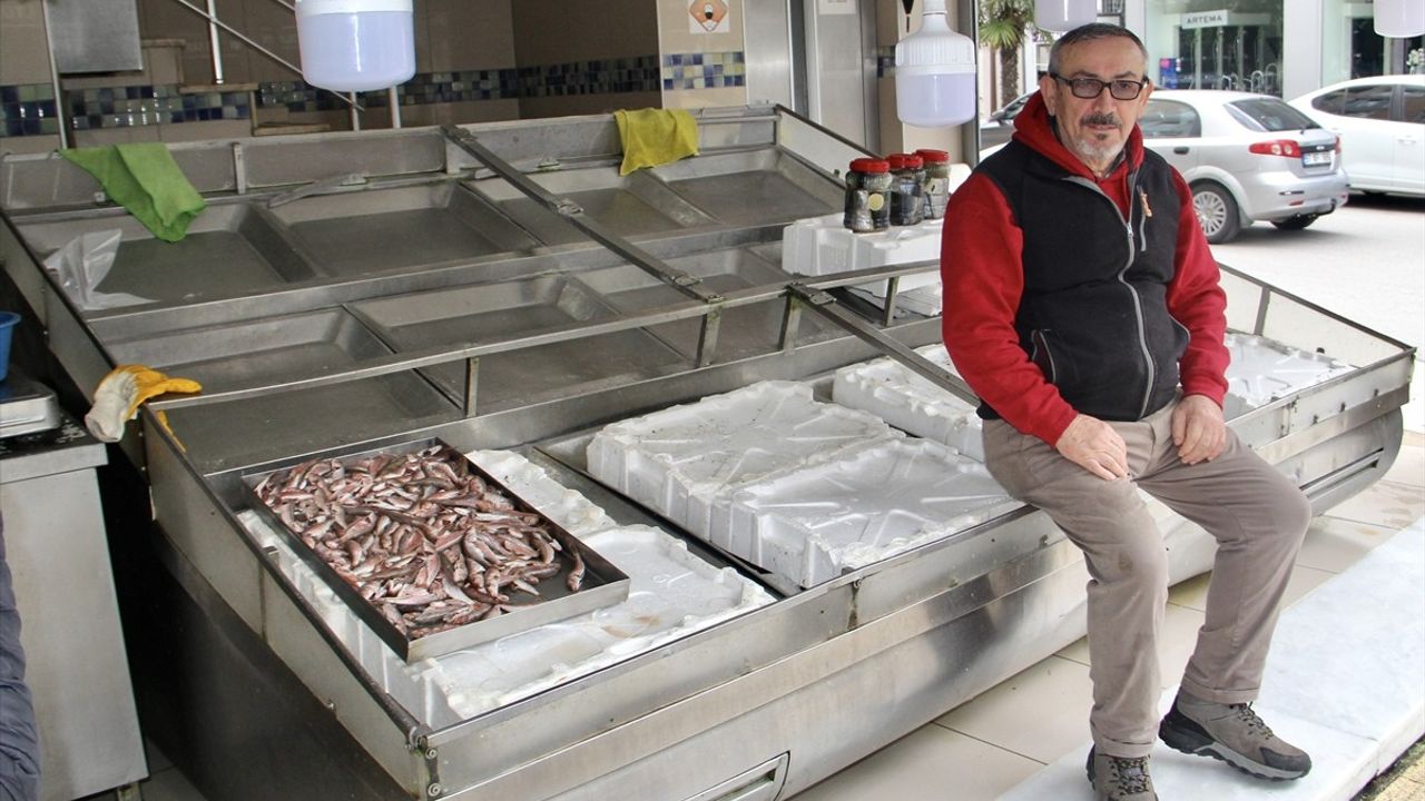 Karadeniz'deki Olumsuz Hava Koşulları Balık Pazarını Vurdu