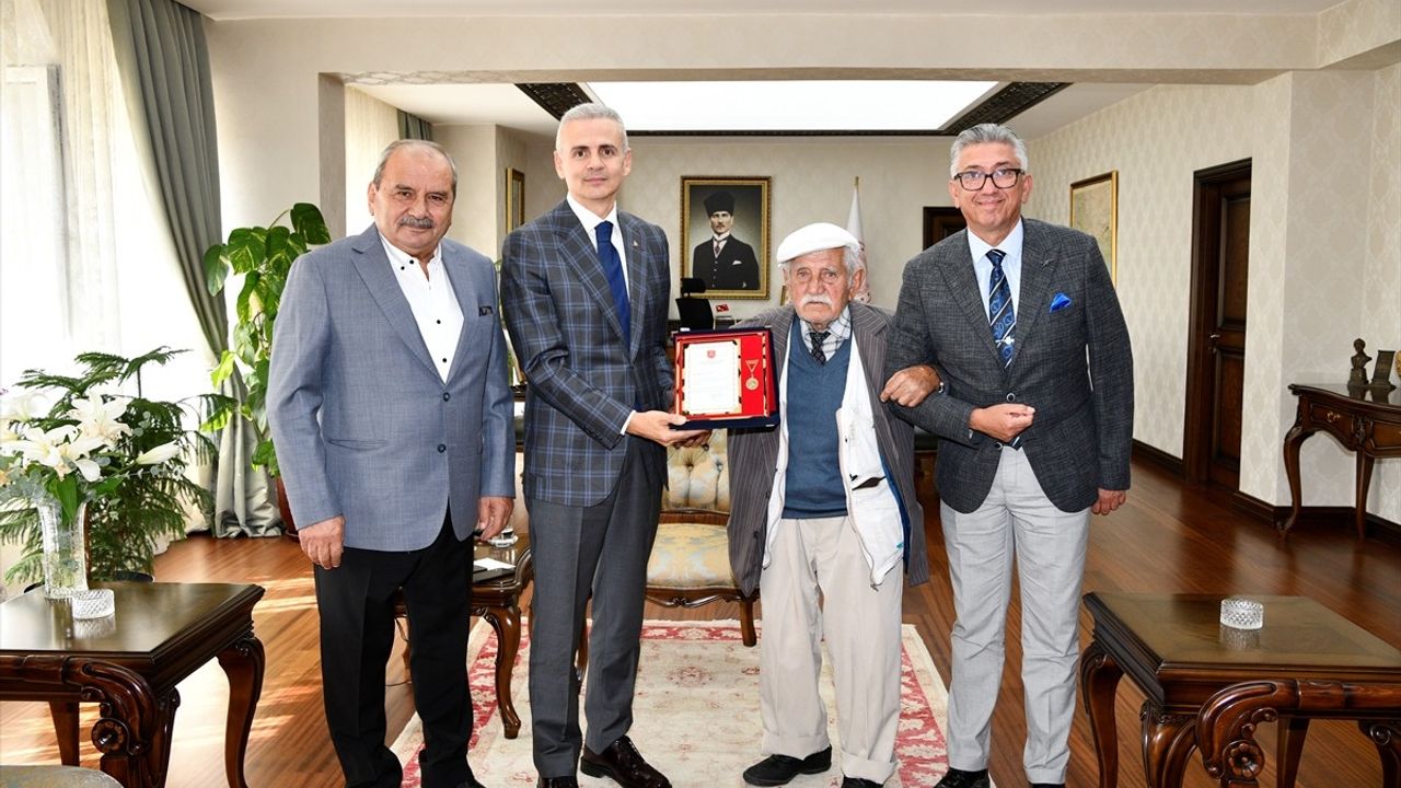 Karaman'da Huzurevi Sakinine Hayırseverlik Ödülü