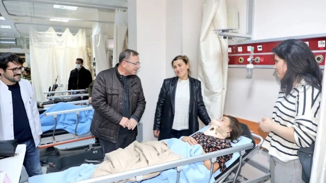 Kars'ta İş Makinesiyle Çarpışan Otomobilde 6 Öğretmen Yaralandı