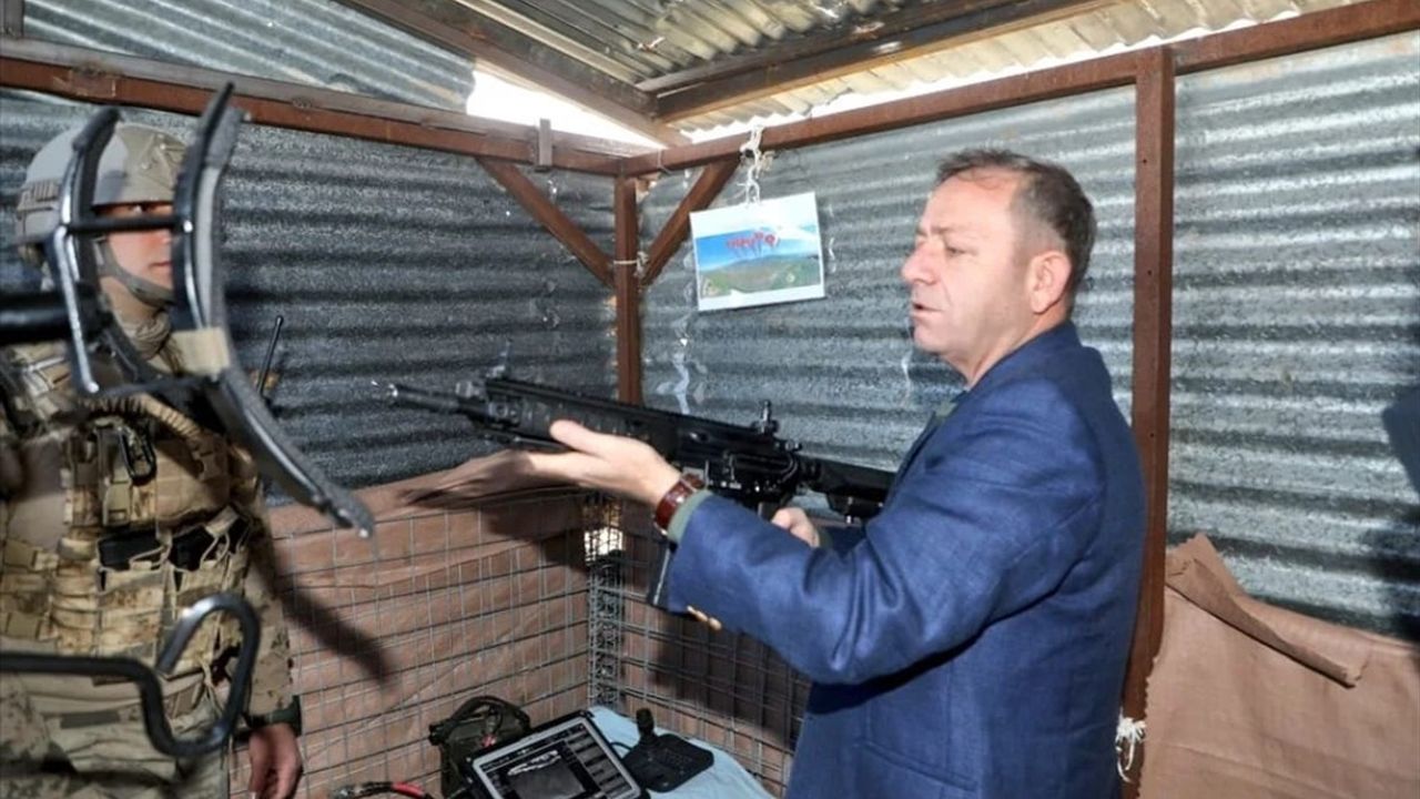 Kars Valisi Ziya Polat, Şehittepe Üs Bölgesi'nde Yerli Silahları İnceledi