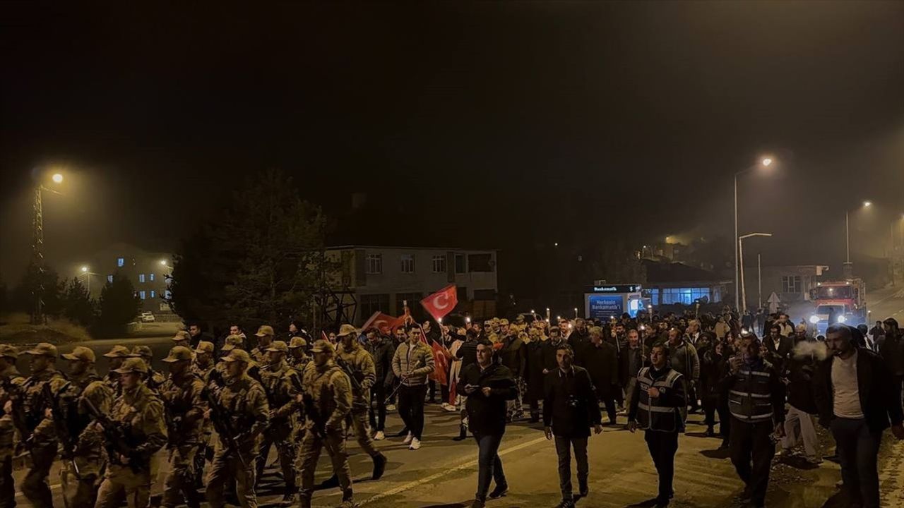 Kars ve Ağrı'da Cumhuriyet Coşkusu: Fener Alayı Düzenlendi