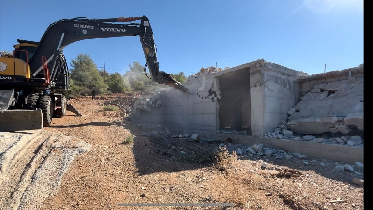 Kaş'ta Kaçak Havuzlu Villalar Yıkıldı