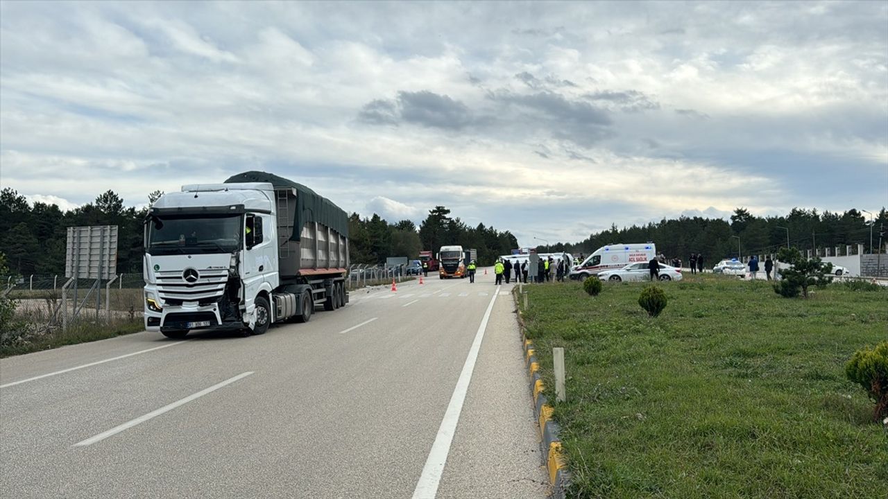 Kastamonu'da Okul Servisi ve Tır Çarpıştı: 13 Yaralı