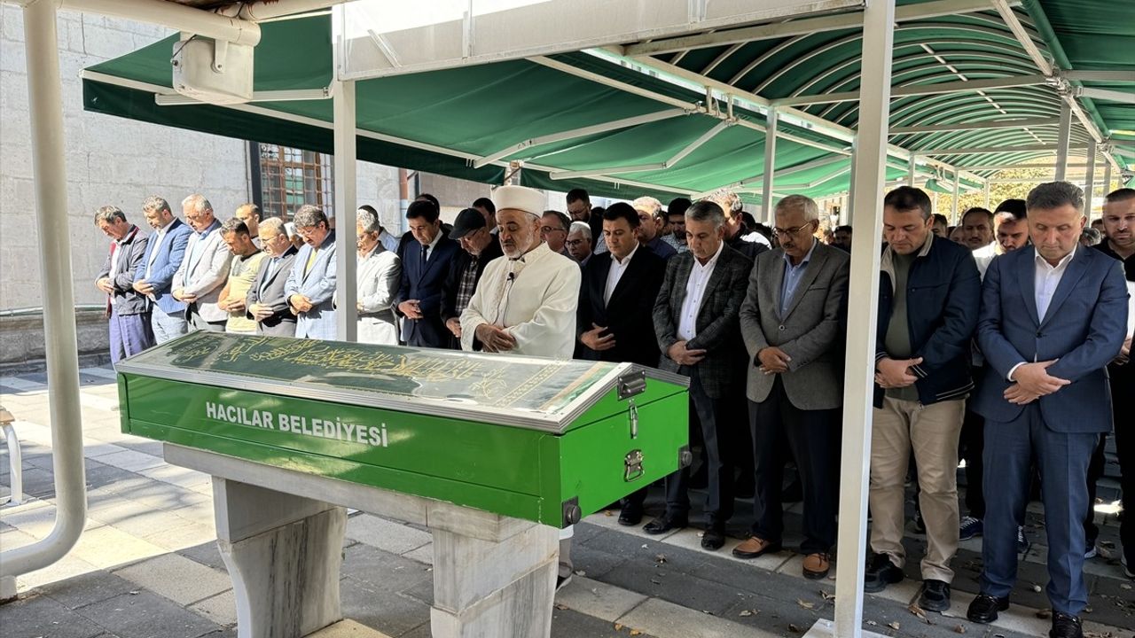 Kayseri'de Trafik Kazasında Hayatını Kaybeden Öğretmenin Cenazesi Defnedildi