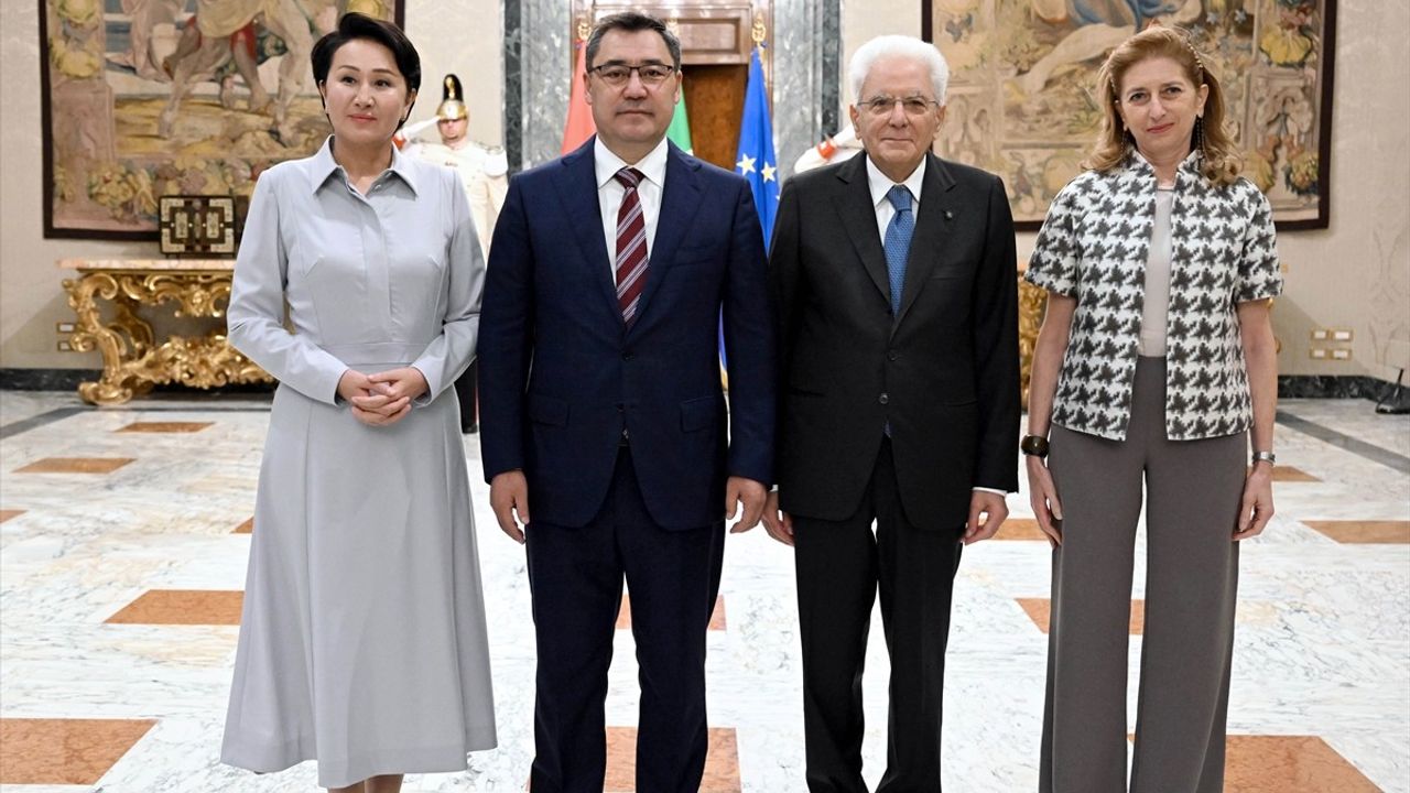 Kırgızistan Cumhurbaşkanı Caparov, Vatikan'da Papa Franciscus ile Görüştü