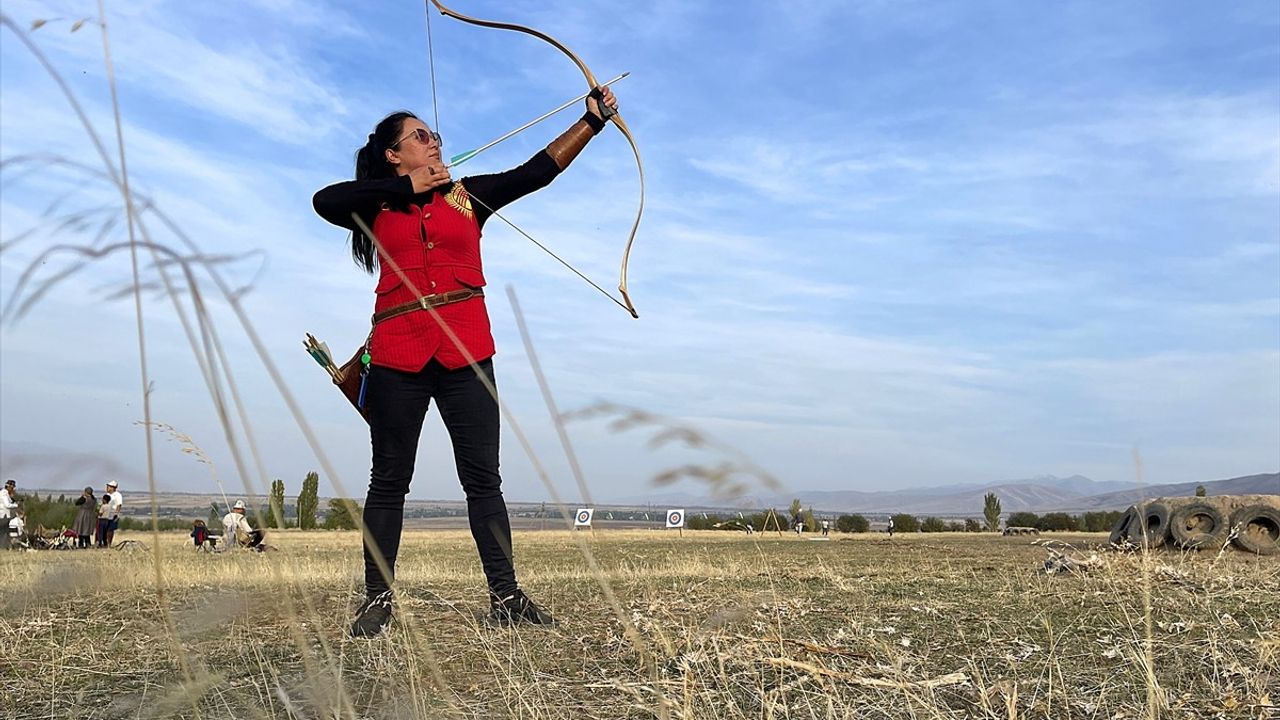 Kırgızistan'da Kadınların Okçuluk İlgi Artışı