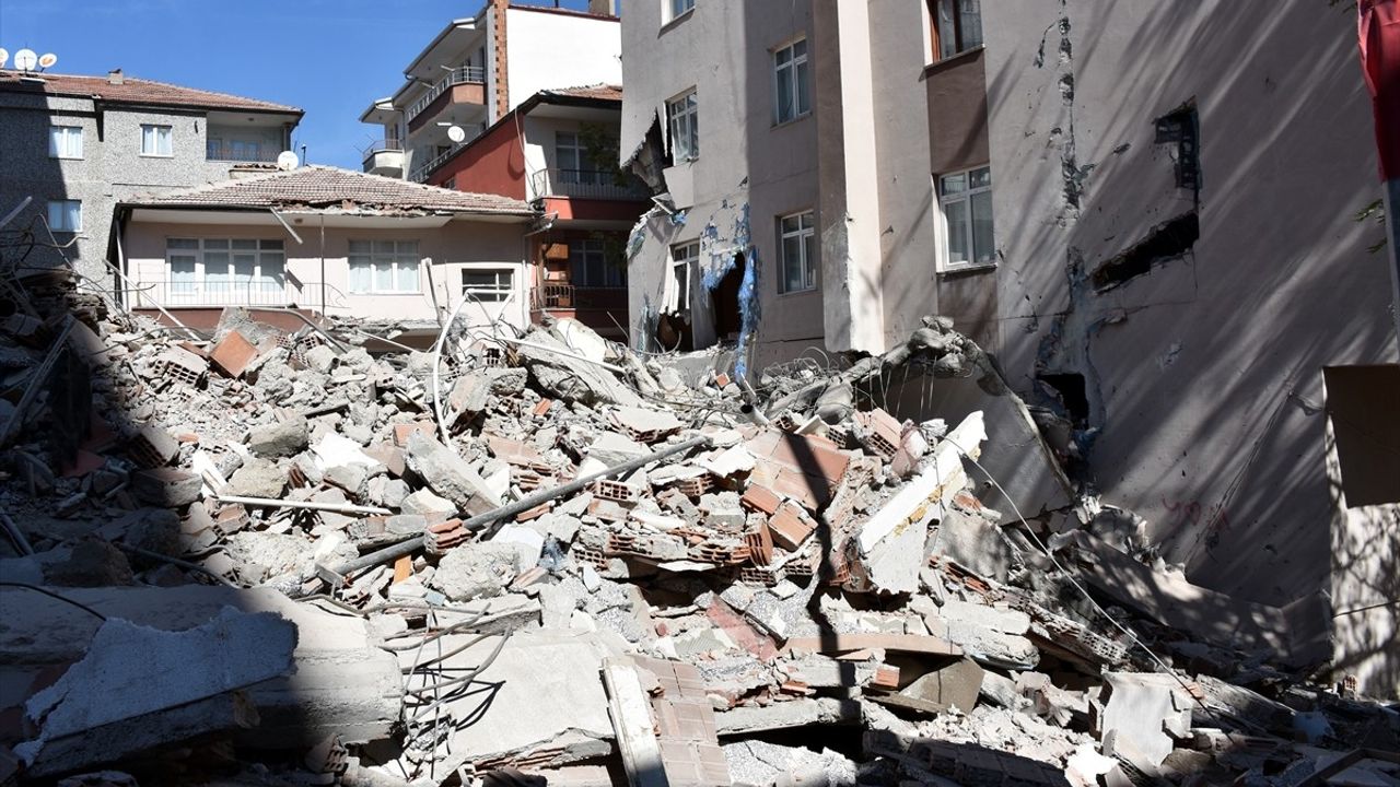 Kırıkkale'de Yıkım Faciası: Üç Bina Zarar Gördü