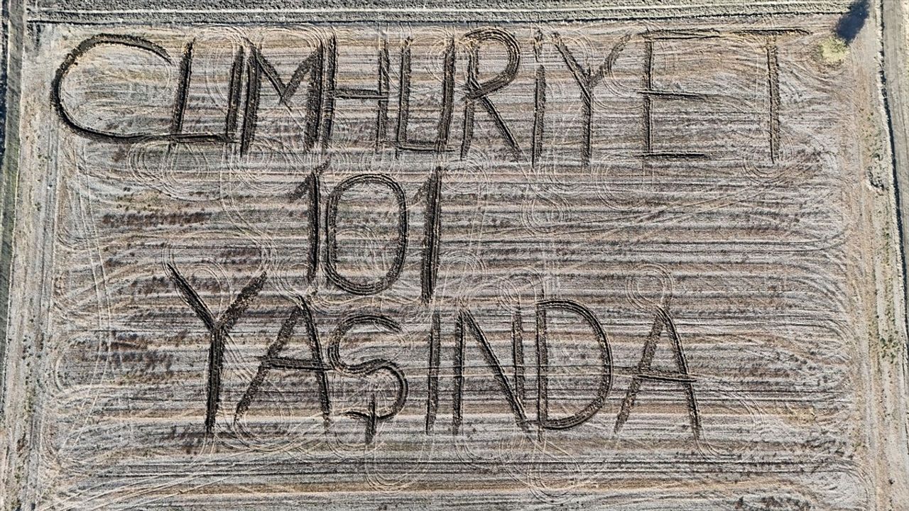Kırklareli'de Çiftçinin Anlamlı Kutlaması: 'Cumhuriyet 101 Yaşında'