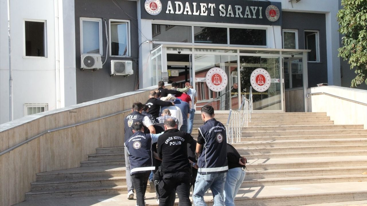 Kocaeli'de Göçmen Kaçakçılığı Operasyonu: 12 Şüpheli Tutuklandı