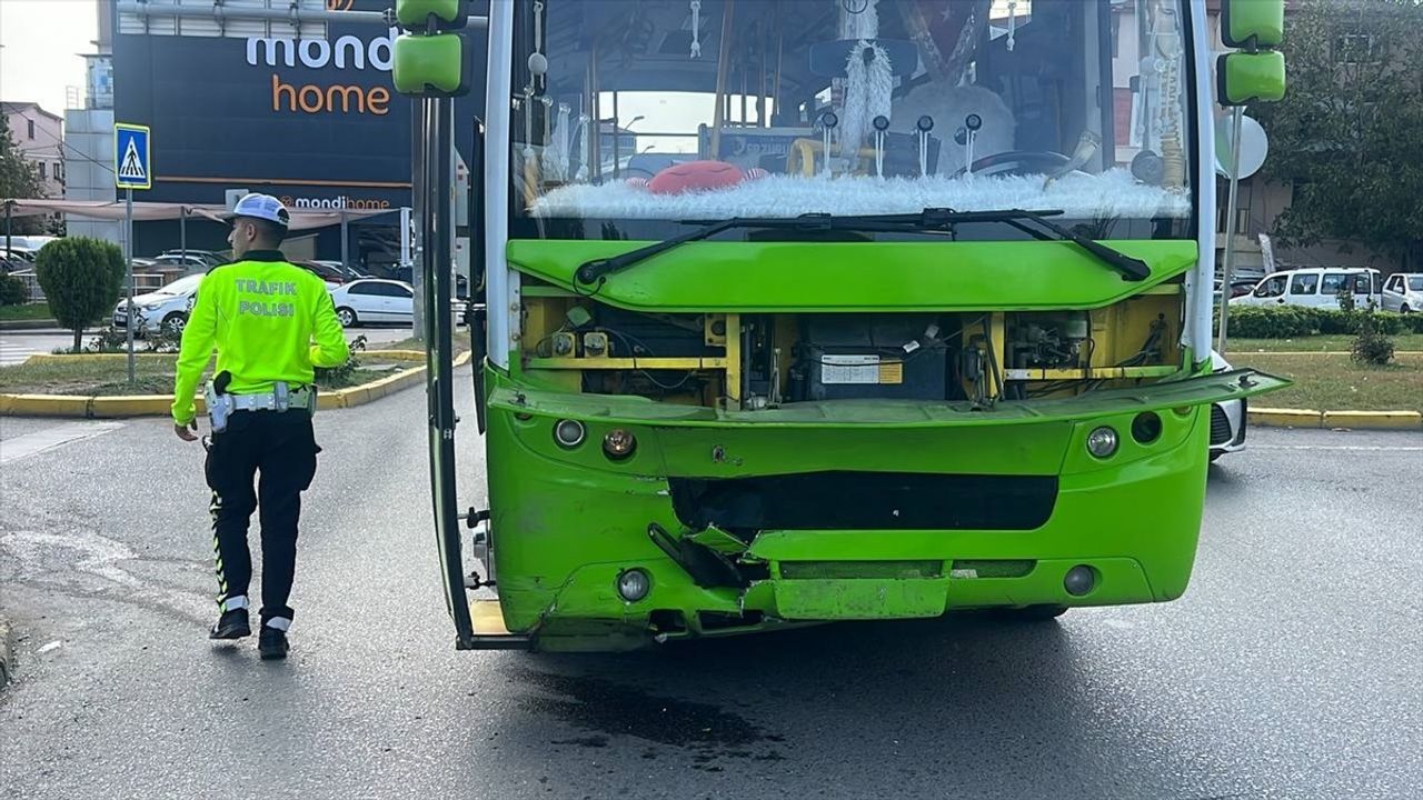 Kocaeli'de Halk Otobüsü ile Otomobil Çarpıştı: 4 Yaralı