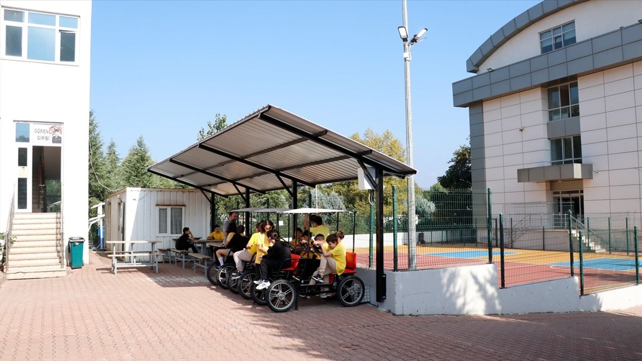 Kocaeli'de Öğrenciler Teneffüslerde Pedal Çevirerek Elektrik Üretiyor