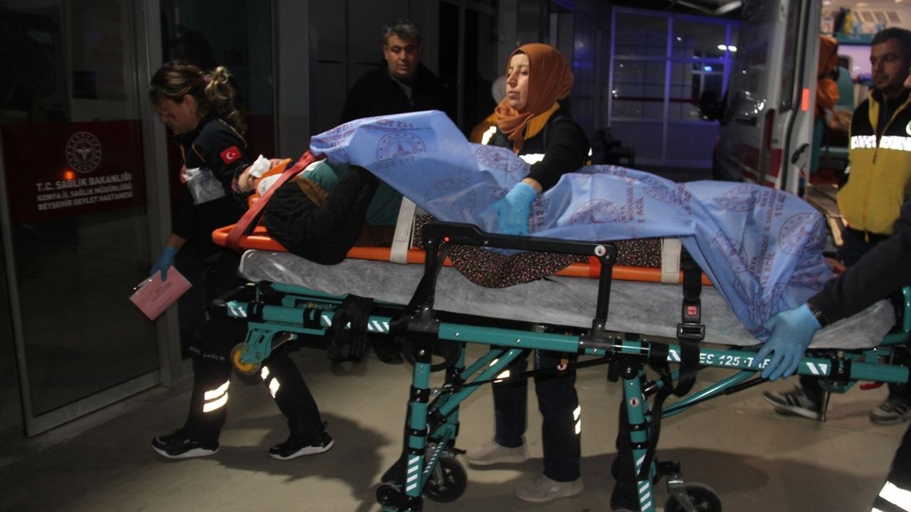 Konya'da Tarım İşçilerini Taşıyan Traktör Devrildi: 5 Yaralı