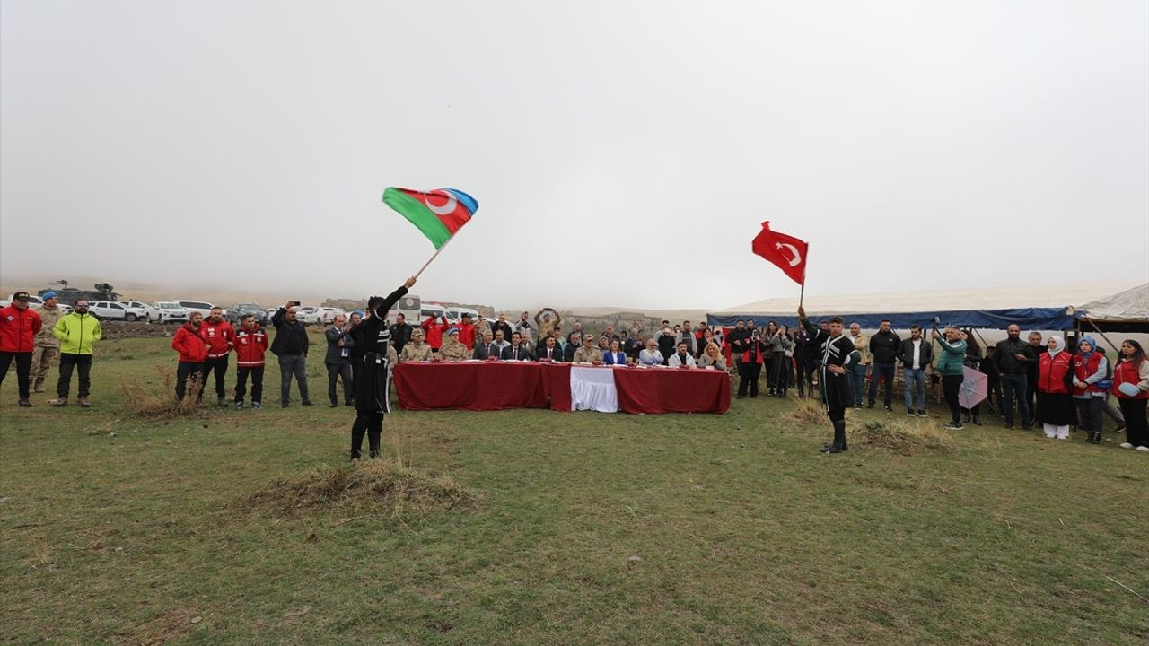 Küçük Ağrı Dağı'nda 101 Uçurtma Uçurdu