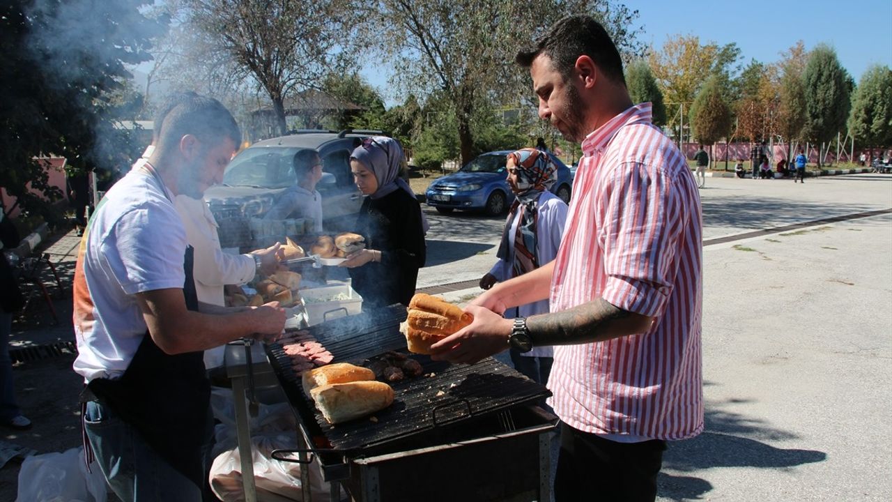 Kütahya'da Gençlerden Engelli Öğrencilere Destek