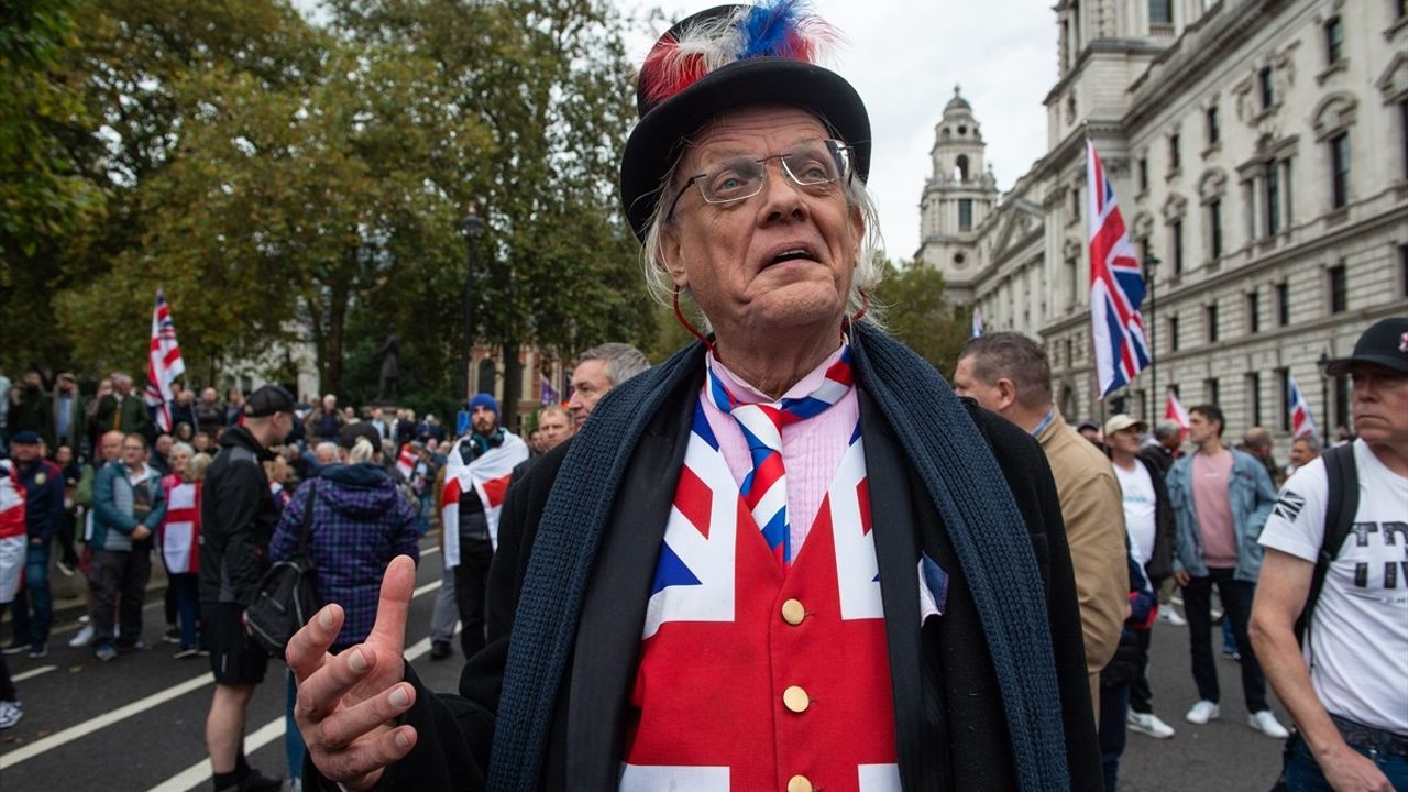 Londra'da Aşırı Sağcılar ve Irkçılık Karşıtları Karşı karşıya Geldi
