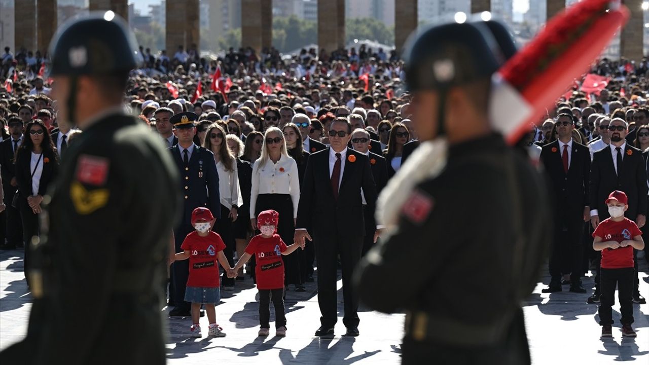 Lösemi ve Kanserle Mücadele Eden Çocuklar Anıtkabir'i Ziyaret Etti
