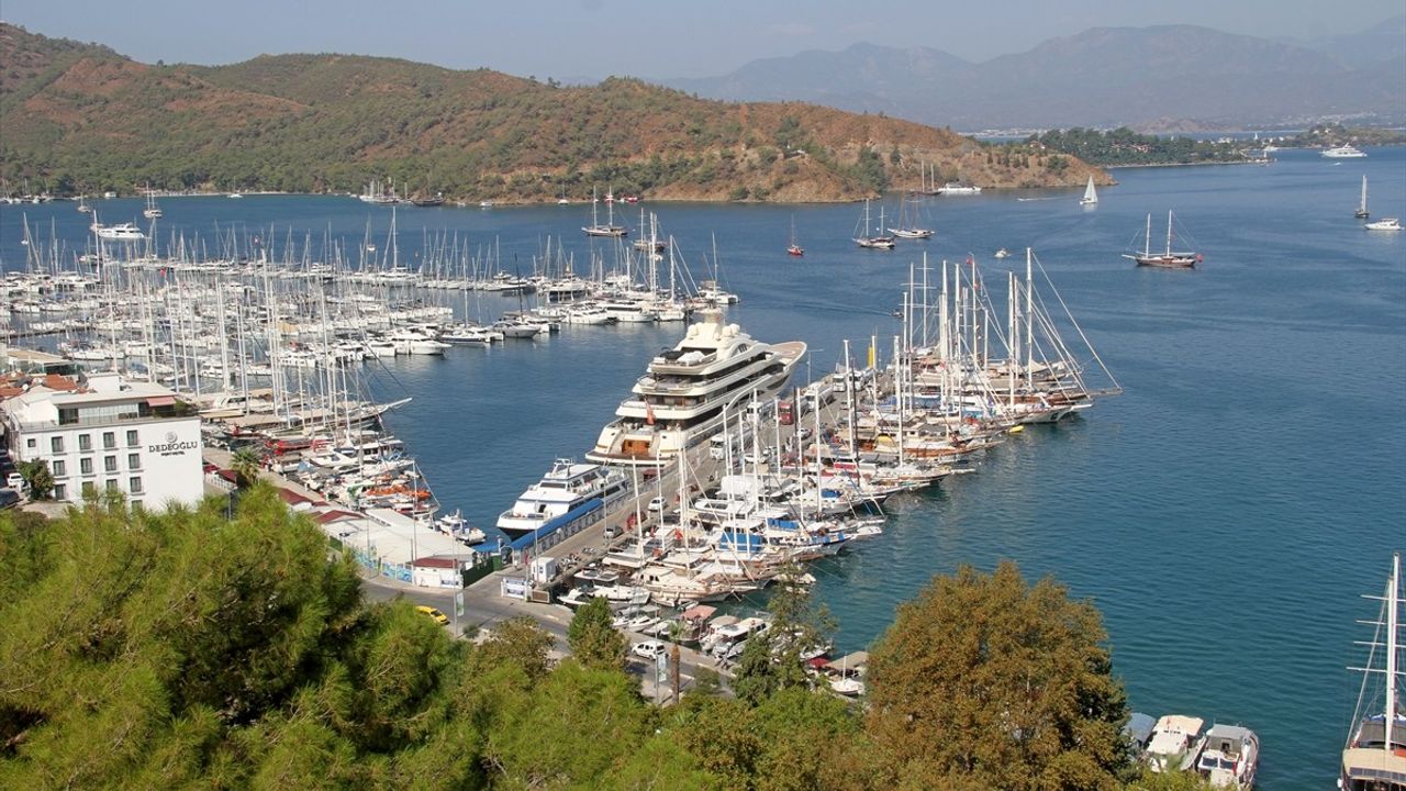 Lüks Yat 'Alaiya' Fethiye'de Yakıt İkmal Ediyor