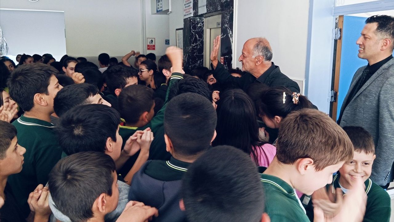 Malatya'da Emekli Öğretmene Duygusal Veda Töreni